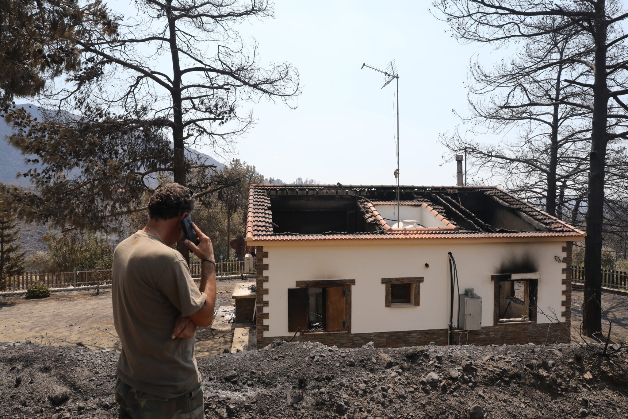 Κάηκε το σπίτι οικογένειας με οκτώ παιδιά στον Αρακαπά (ΒΙΝΤΕΟ)