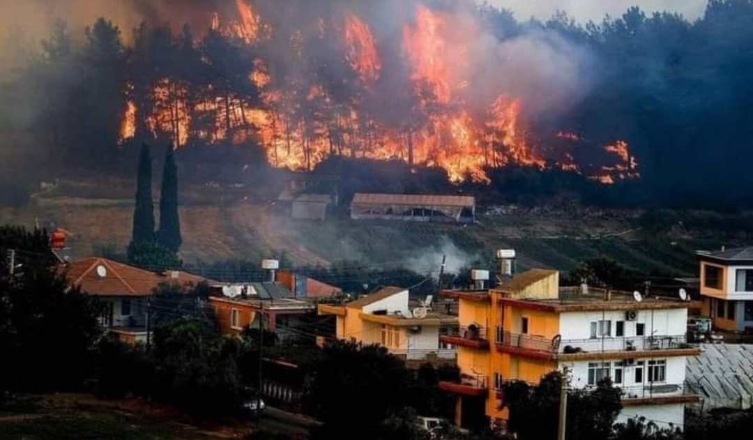 Ολονύχτιο θρίλερ με τις πύρινες γλώσσες: Κάηκαν σπίτια, 5 άτομα στα νοσοκομεία