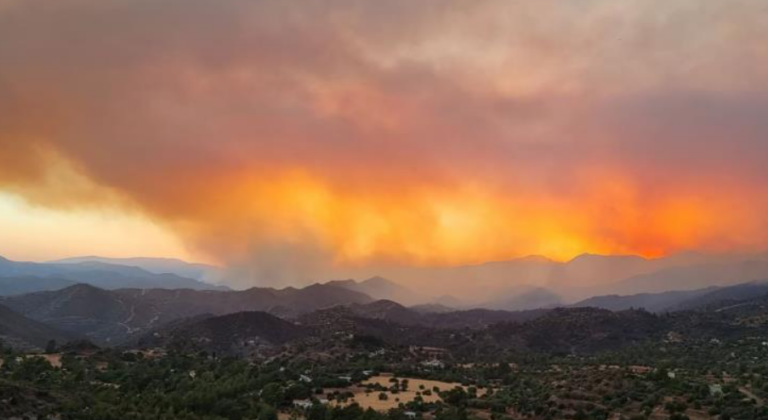 Μεγάλη πυρκαγιά στην Αχαΐα, εκκενώνονται χωριά