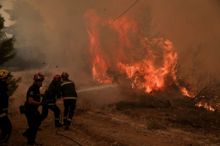 Δραματικές ώρες στην Εύβοια: Μια ανάσα από τις Καματριάδες οι φωτιές (ΒΙΝΤΕΟ)