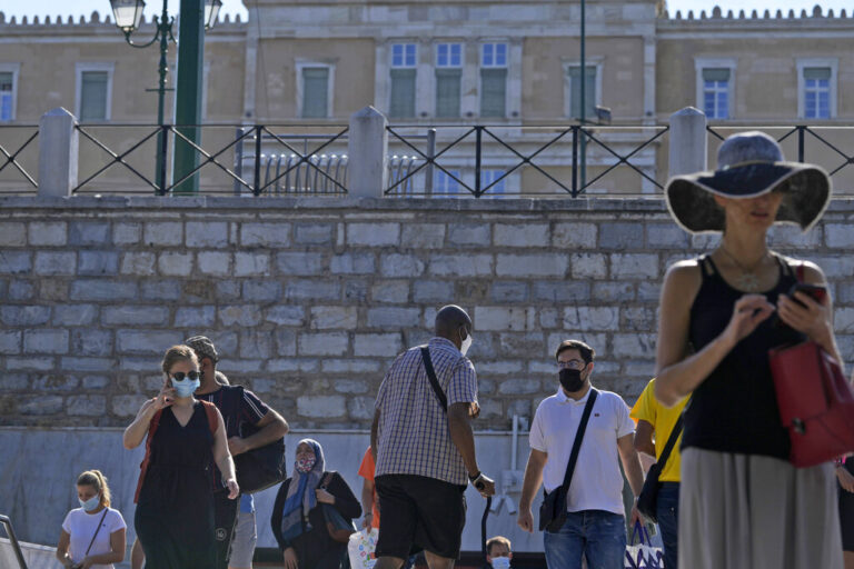 Δύο στους τρεις ανεμβολίαστους θεωρούν ασφαλές να κυκλοφορούν έξω όπως και πριν