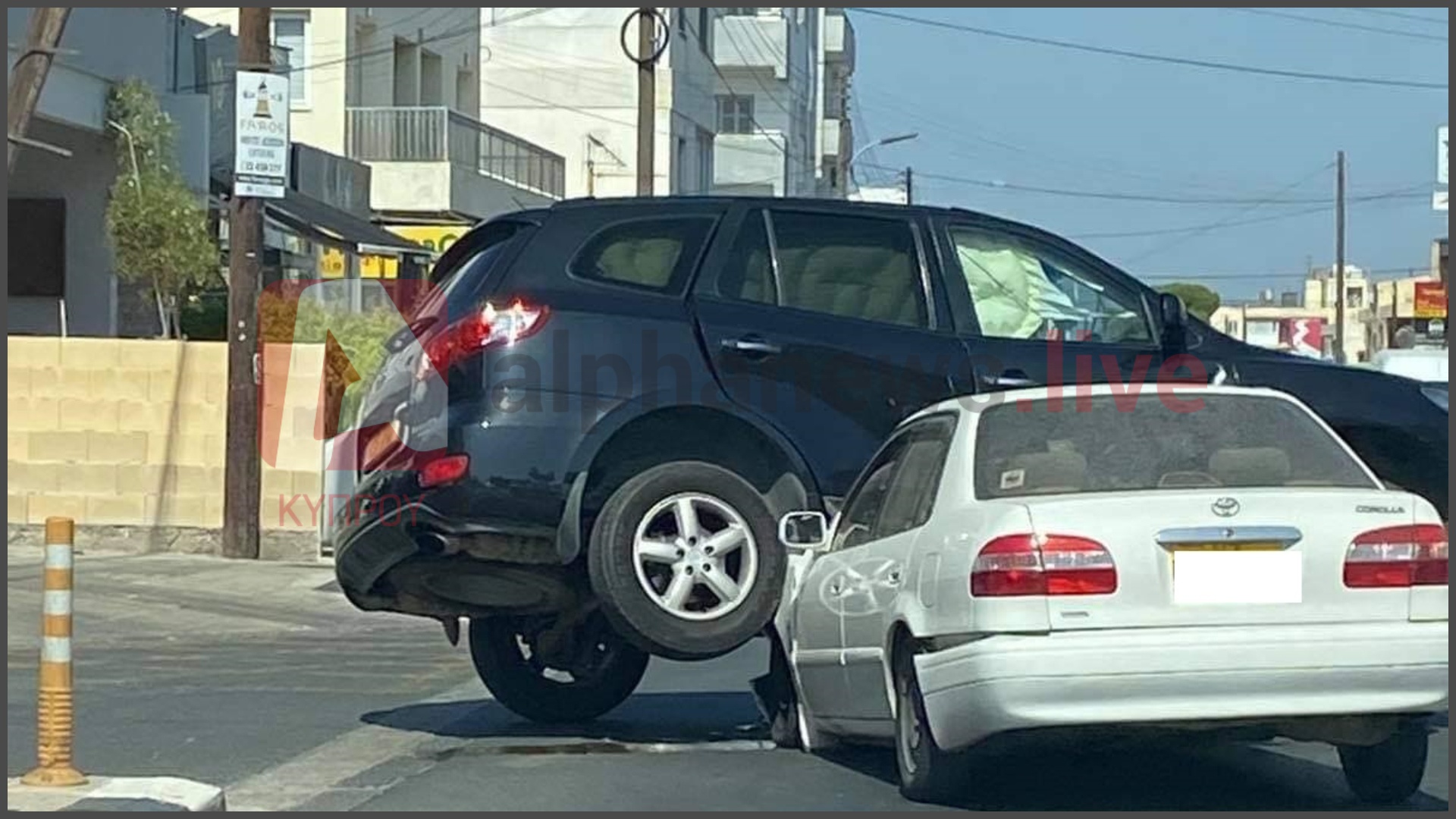 ΦΩΤΟ: Έχασε τον έλεγχο και "προσγειώθηκε" στο καπό διερχόμενου αυτοκινήτου