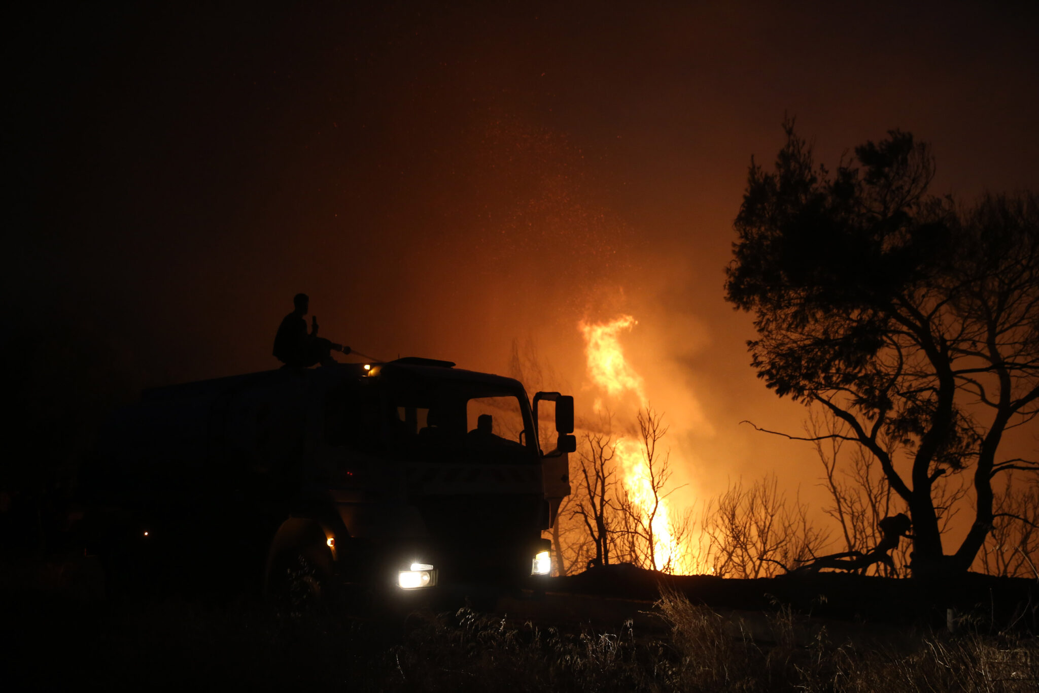 Δύσκολη νύχτα στη Βαρυμπόμπη, έγιναν πάνω από 300 διασώσεις