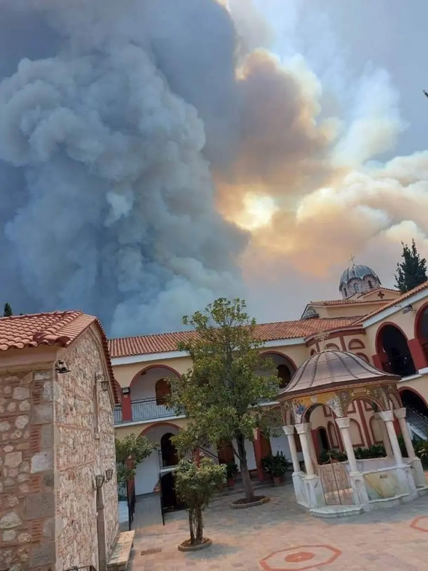 Πύρινος όλεθρος στην Έυβοια: Καίγεται το μοναστήρι του Οσίου Δαυίδ