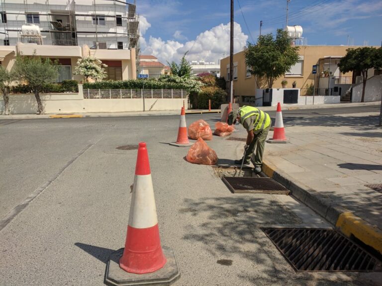 Έπιασαν δουλειά τα συνεργεία Δήμων, καθαρίζουν φρεάτια και σχάρες ενόψει βροχών