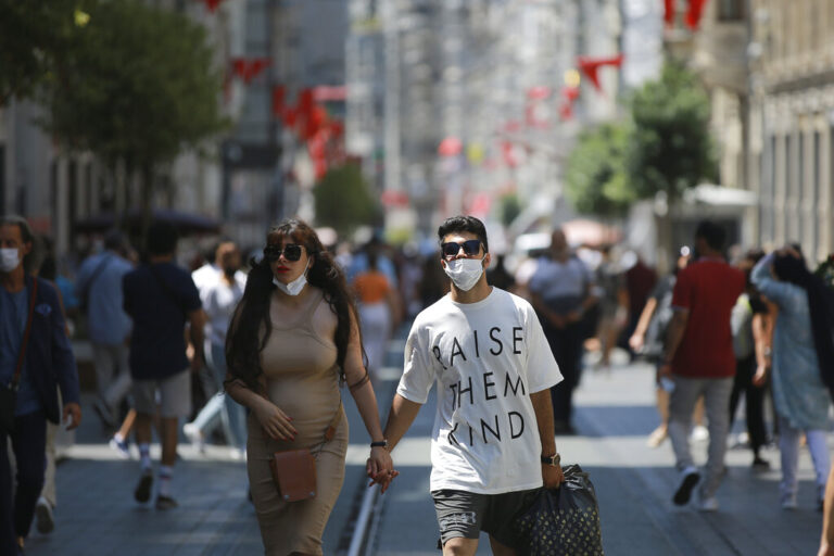 Σχεδόν όλοι θα πρέπει να μολυνθούν ή να εμβολιαστούν πριν το τέλος της πανδημίας