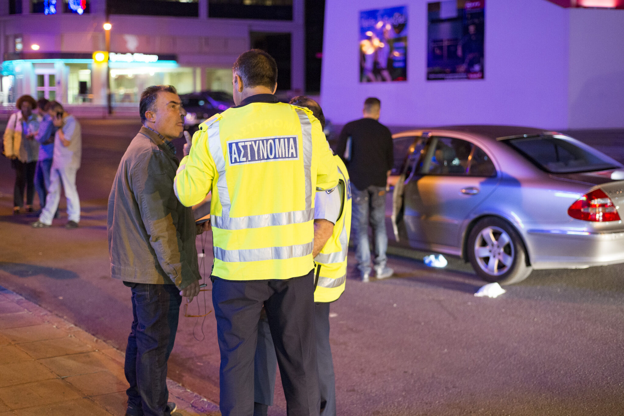 Τσακώθηκαν, την κατέβασε από το όχημα και την παρέσυρε διερχόμενος οδηγός