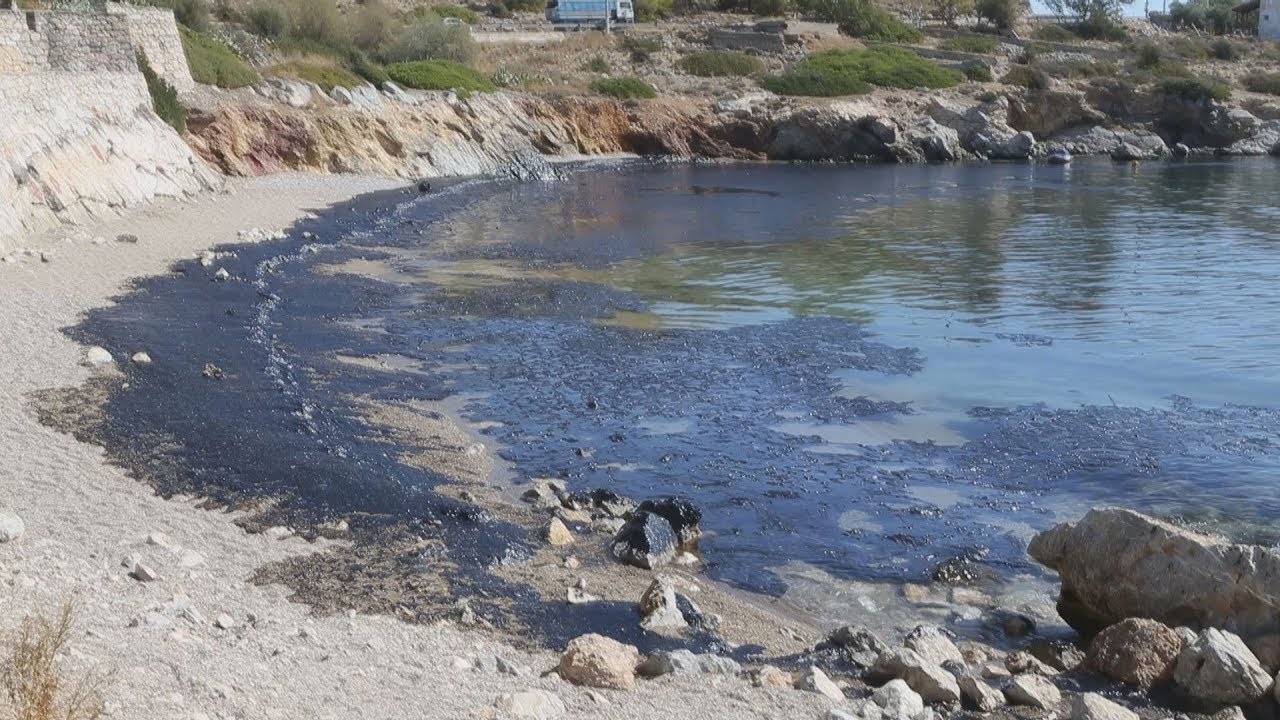 Ανησυχία για τη ρύπανση που άφησε πίσω της η πετρελαιοκηλίδα (ΒΙΝΤΕΟ)