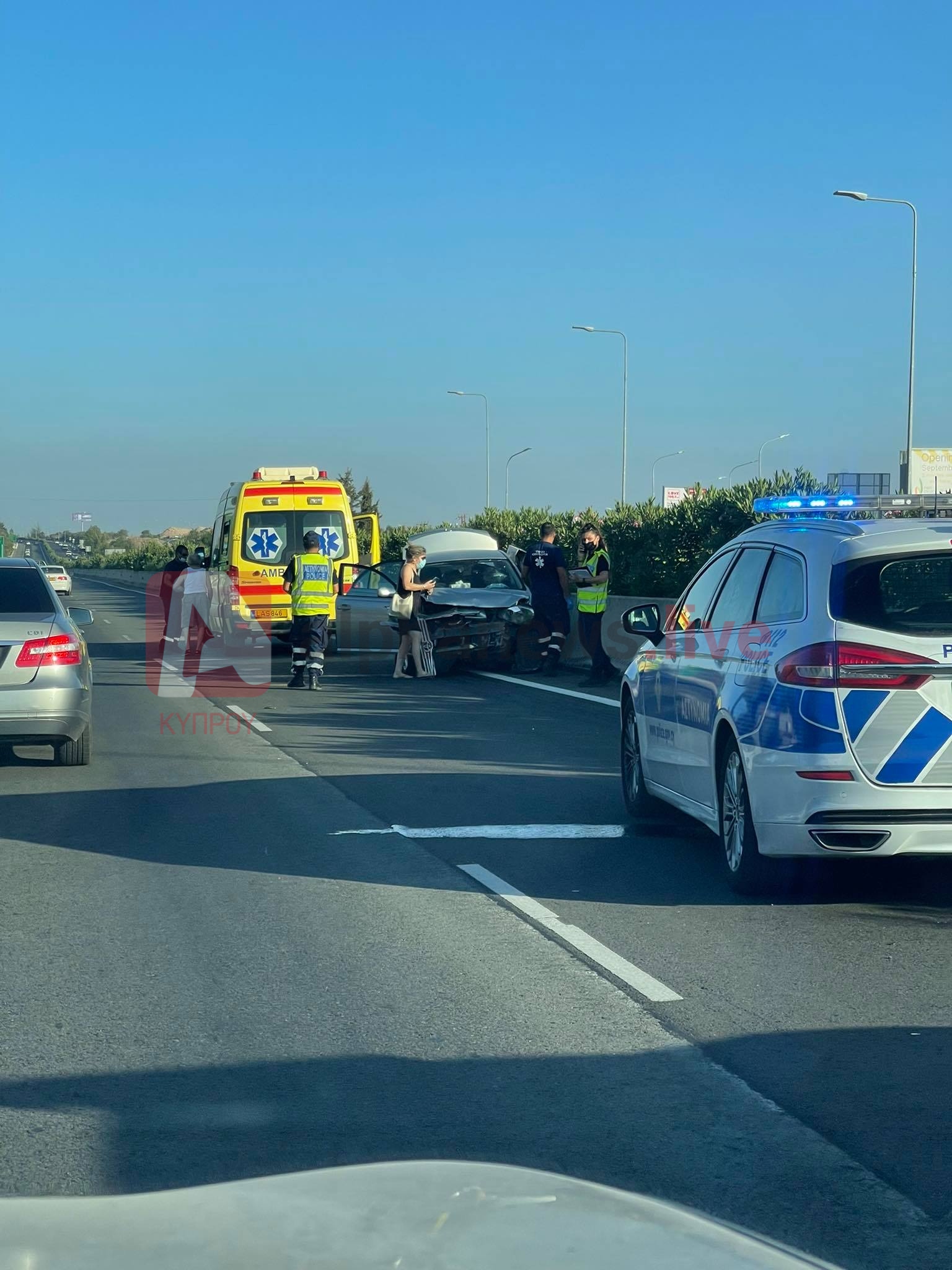 Τροχαίο ατύχημα κοντά στο highway, στο σημείο ασθενοφόρο