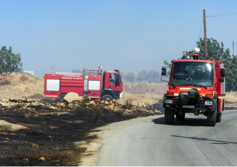 Τυλίχθηκε στις φλόγες όχημα, επεκτάθηκε η πυρκαγιά και έκαψε ψυγεία αναψυκτικών