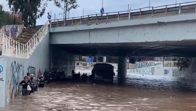 Σχημάτισαν ανθρώπινη «αλυσίδα» για να σωθούν από το λεωφορείο που βούλιαζε