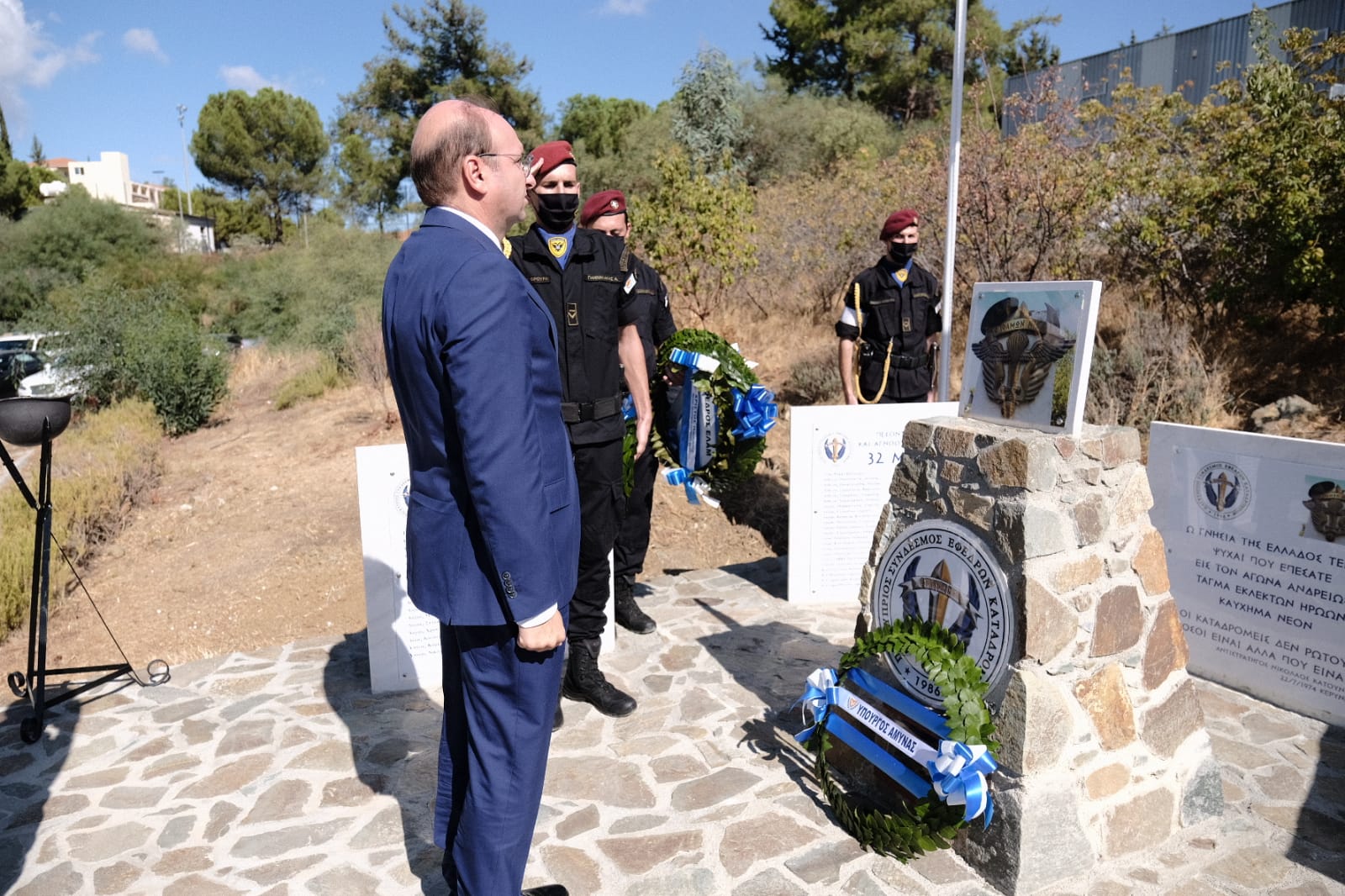 ΥΠΑΜ: "Κλίνουμε ευλαβικά το γόνυ σε όσους έπεσαν στο πεδίο της μάχης"