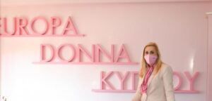 Γνωρίζουμε τους αφανείς ήρωες της Europa Donna και το…Δωμάτιο Ταξιδιού(ΒΙΝΤΕΟ)