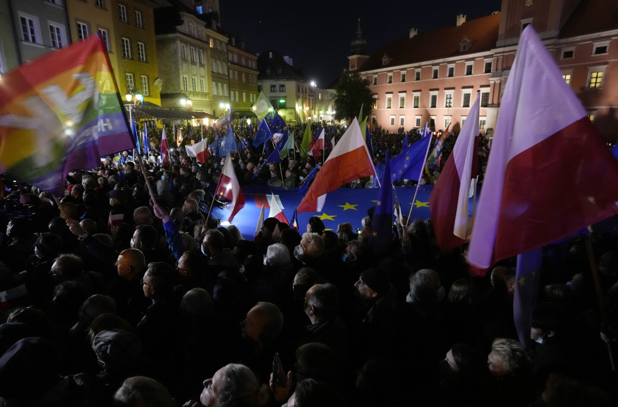 Polexit: Μαζικές διαδηλώσεις στην Πολωνία υπό το φόβο εξόδου από την ΕΕ