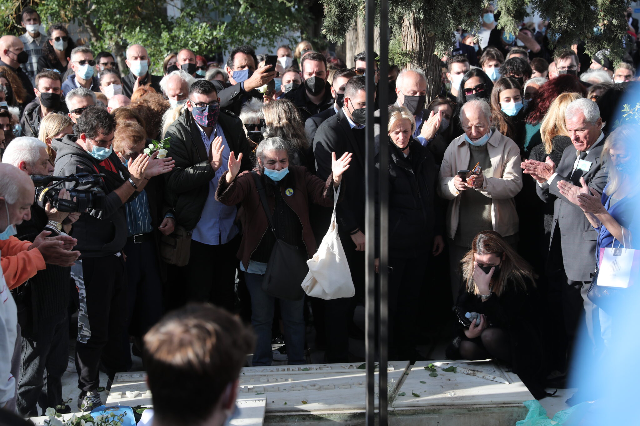 Σε κλίμα βαθιάς συγκίνησης ο Ελληνικός λαός αποχαιρέτησε τη Φώφη Γεννηματά