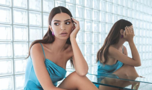 Emily Ratajkowski: Κατηγορεί διάσημο τραγουδιστή για σεξουαλική παρενόχληση