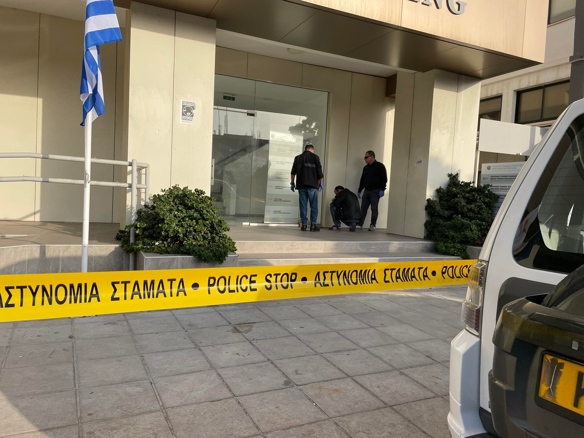 Εκρηκτικός μηχανισμός έξω από το Γραφείο του Υπ. Παιδείας στη Λεμεσό (ΦΩΤΟ)