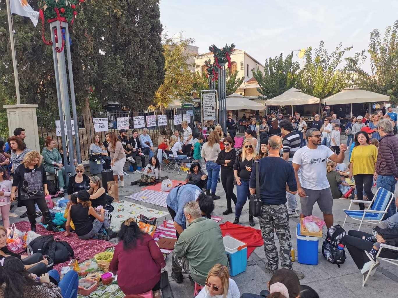 ΦΩΤΟ: Έστησαν πικ-νικ λίγες ώρες πριν τα νέα μέτρα