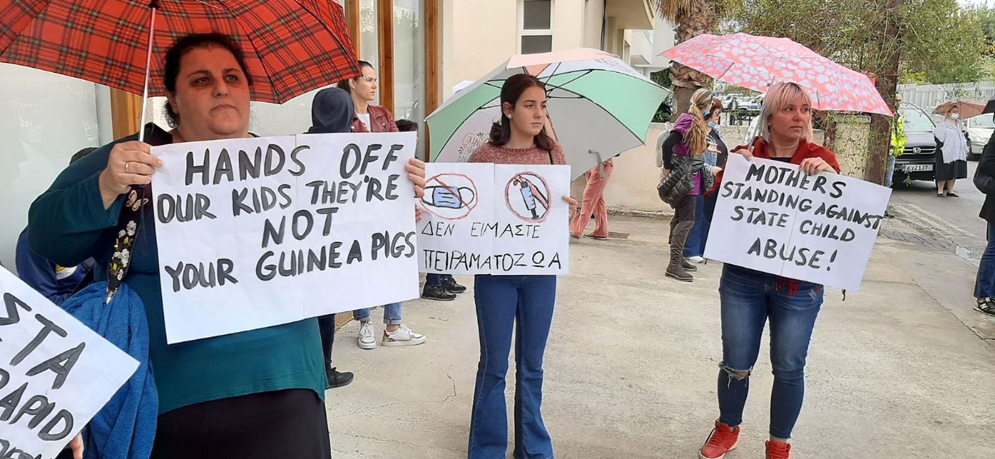 Έξω από τη Βουλή οι εργαζόμενοι στα απογευματινά προγράμματα του ΥΠΠΑΝ (ΦΩΤΟ)