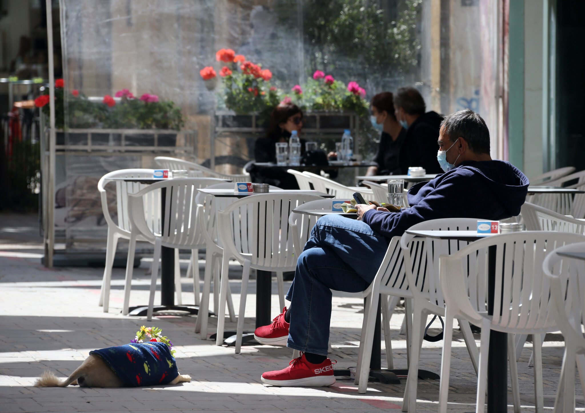 "Καθαρίζουν" πεζοδρόμια και κοινόχρηστοι χώροι από τραπεζοκαθίσματα εστιατορίων