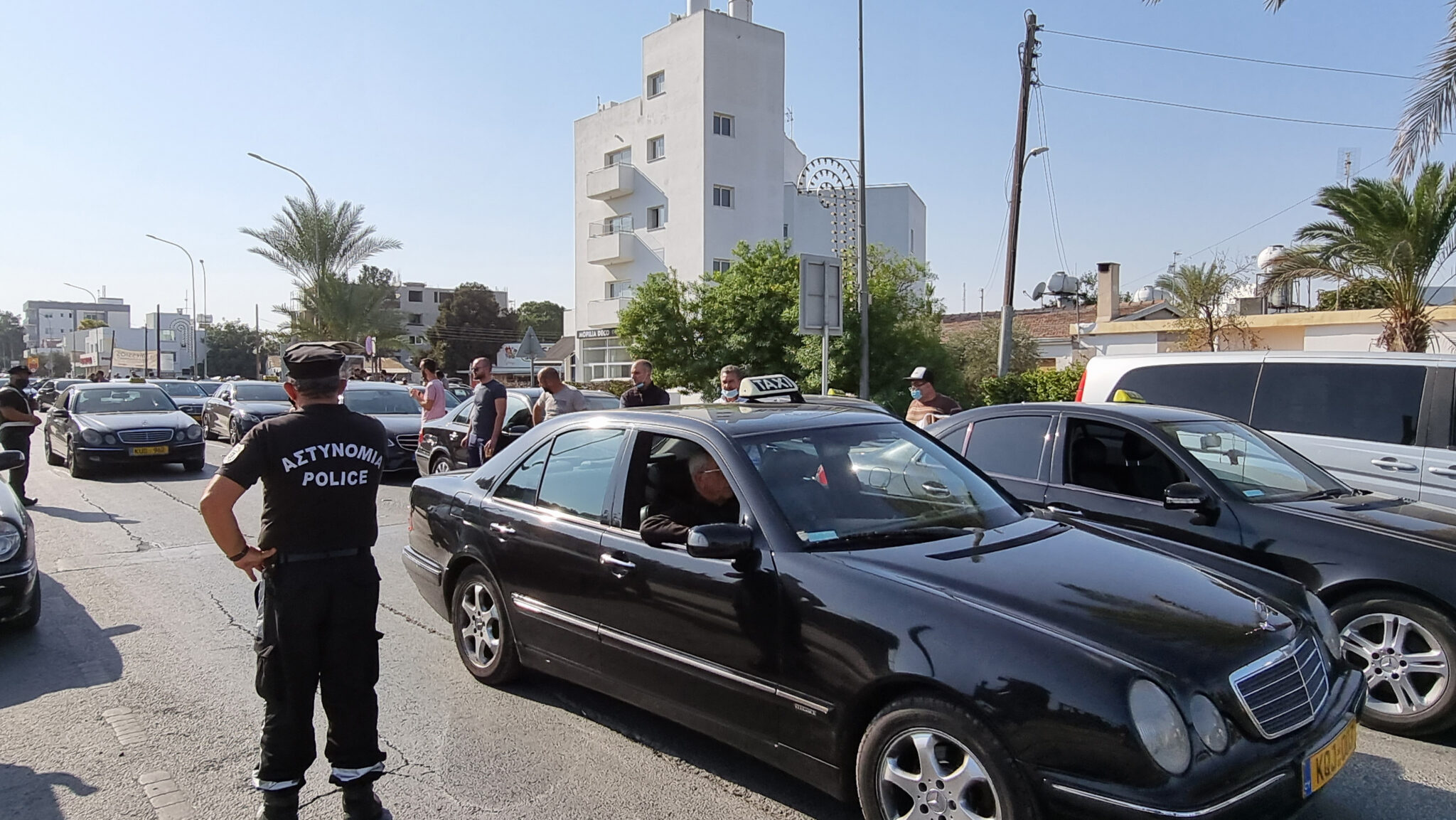 "Δεν είμαστε λαθρέμποροι" φωνάζουν οι οδηγοί ταξί