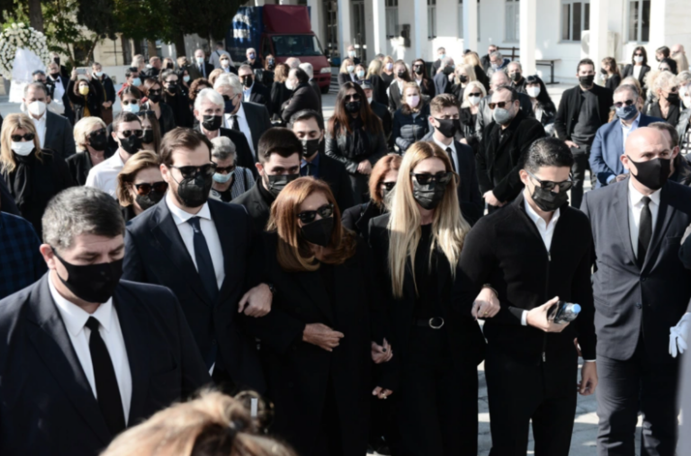 ΦΩΤΟ: Το τελευταίο αντίο από συγγενείς και φίλους στον Χρήστο Κυριαζή