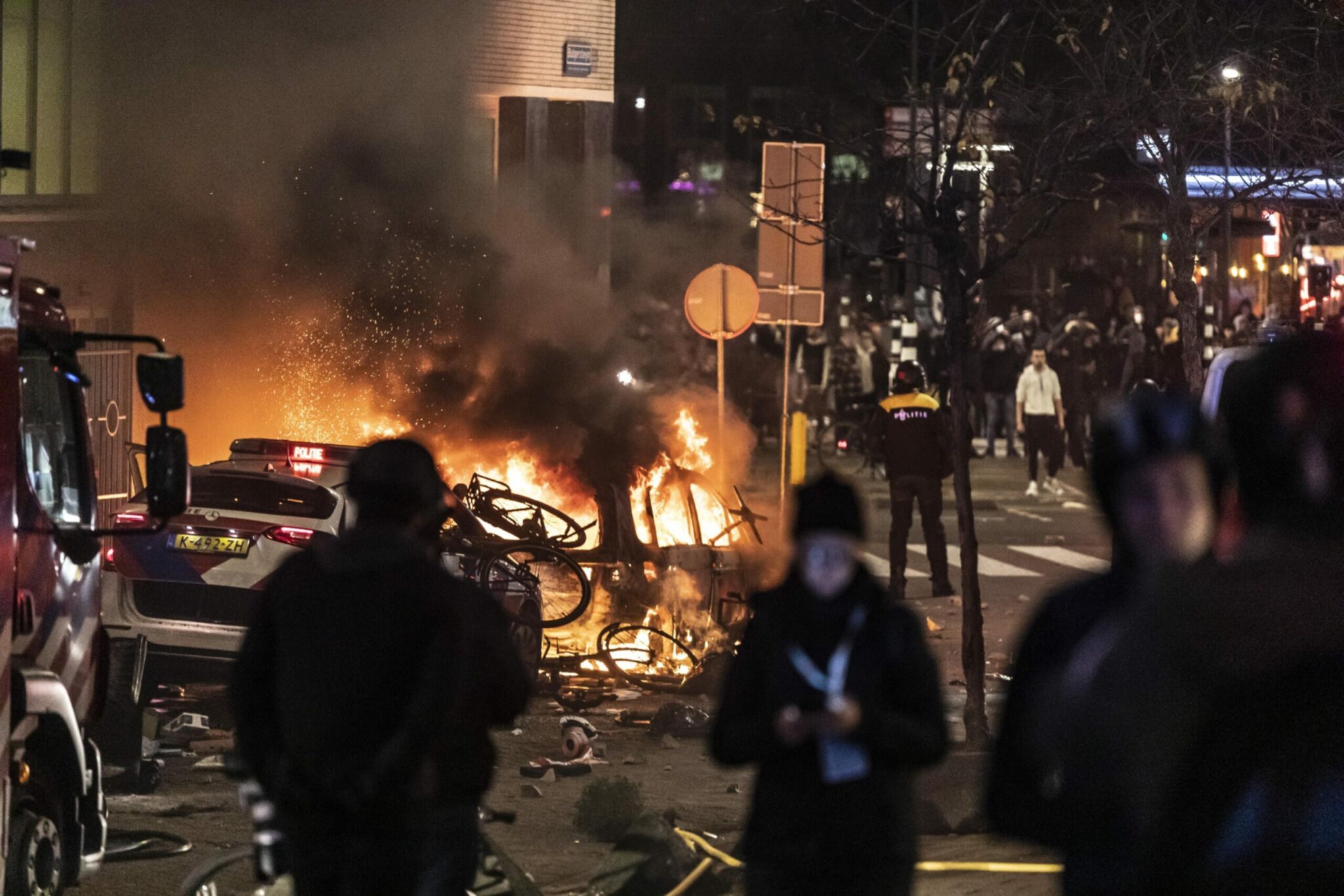 Βίαιες διαδηλώσεις στην Ολλανδία: Αστυνομικοί τραυματίστηκαν, δεκάδες συλλήψεις