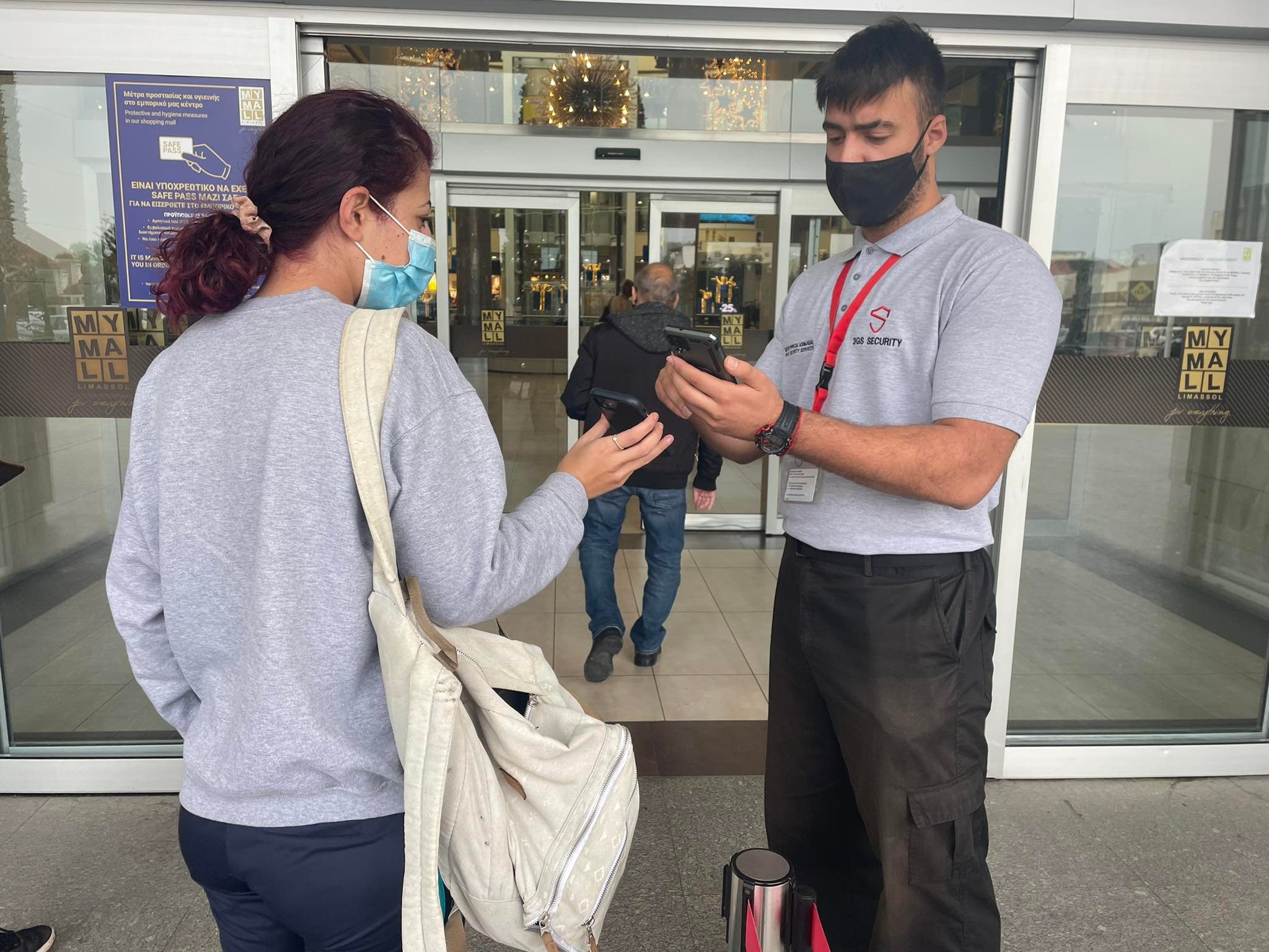 Ιδιώτες φύλακες: Βρίζουν την οικογένεια μας, βάζουν κατάρες και μας σπρώχνουν