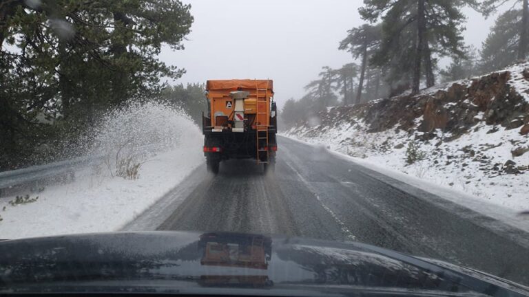 Βόλτα στο χιονισμένο Τρόοδος μόνο με όχημα 4×4 ή αντιολισθητικές αλυσίδες (ΦΩΤΟ)