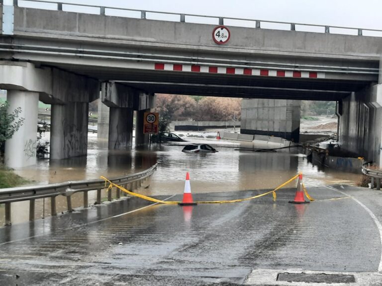 Απροσπέλαστοι δεκάδες δρόμοι: Πότε υποχωρούν τα έντονα καιρικά φαινόμενα(BINTEO)