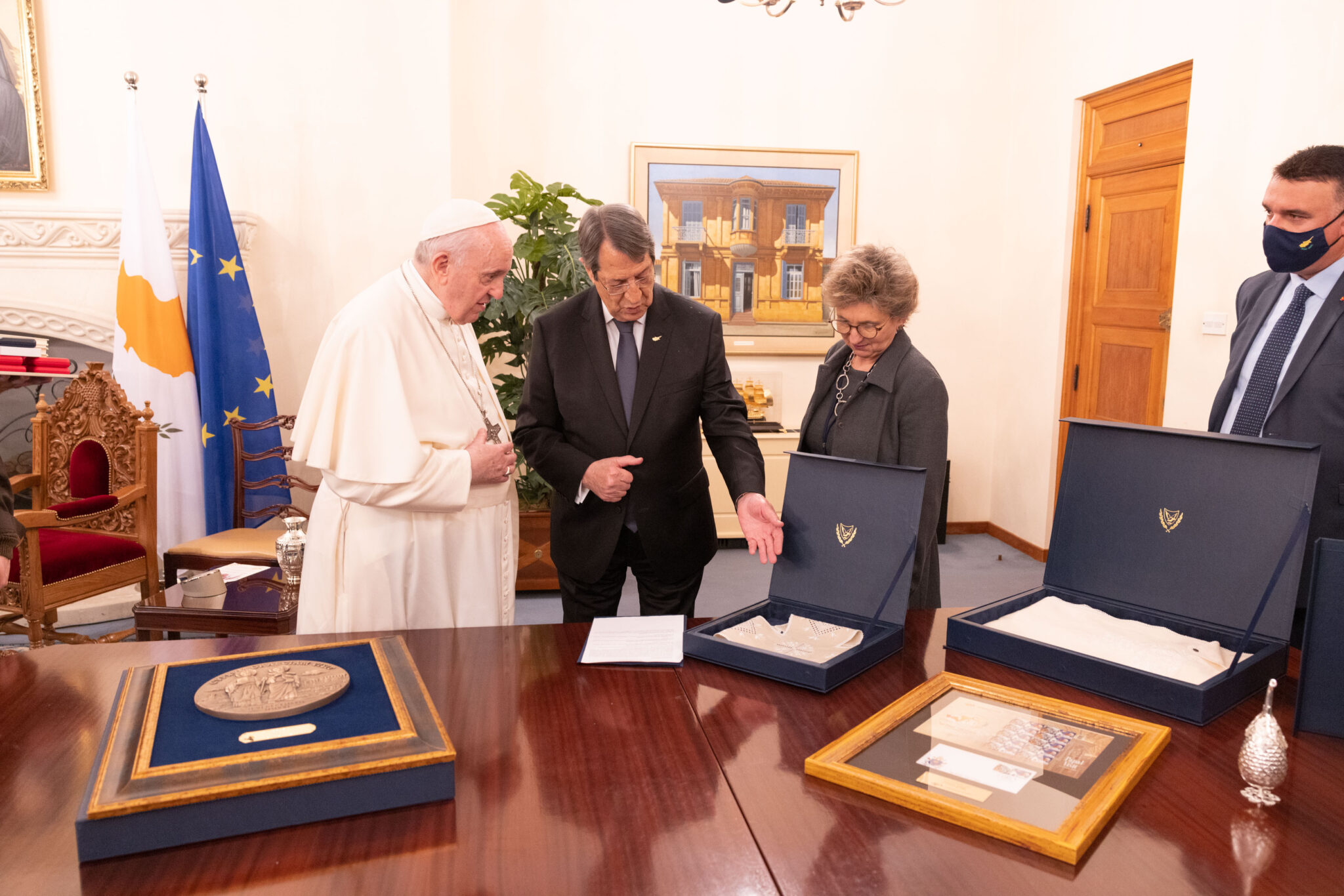 Λευκαρίτικα χάρισε στον Πάπα ο Πρόεδρος Αναστασιάδης (ΦΩΤΟ)