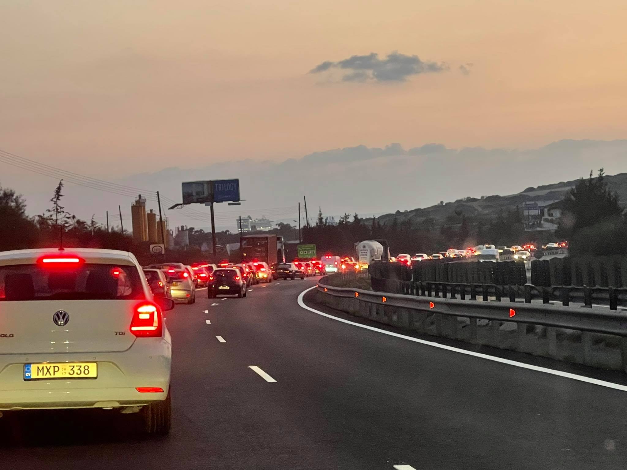 Κυκλοφοριακό "έμφραγμα" στο highway, έπεσαν σακιά με σπόρους από φορτηγό