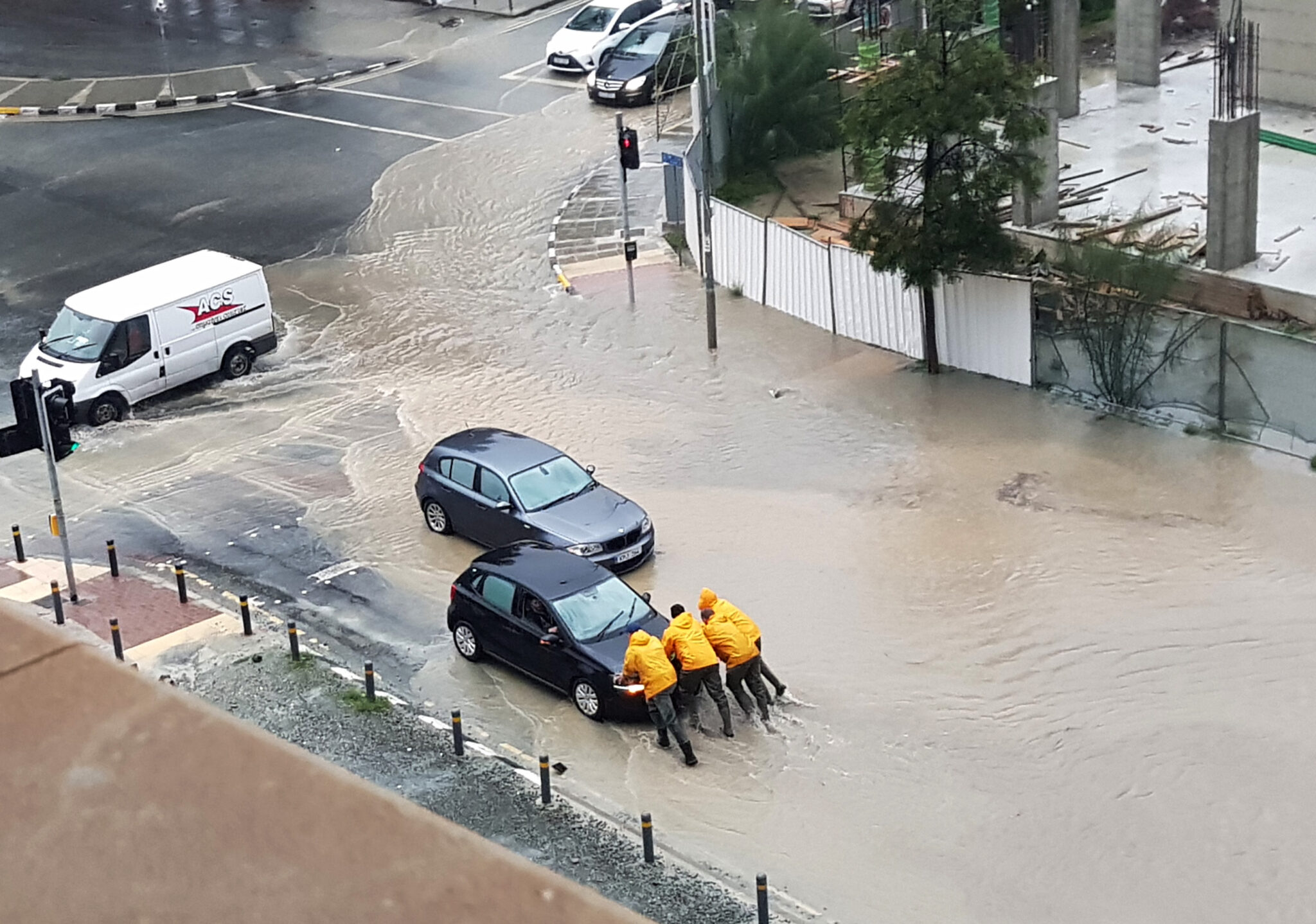 Κατολίσθηση βράχων και κλειστοί δρόμοι εξαιτίας της κακοκαιρίας (ΒΙΝΤΕΟ)