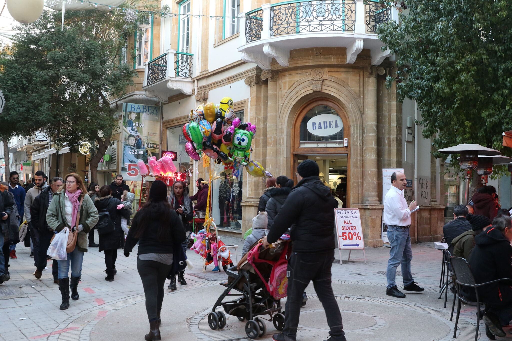 Αυτές τις ημέρες και ώρες θα είναι ανοιχτά τα καταστήματα για τις γιορτές