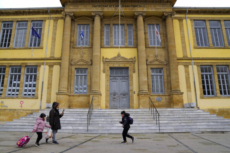 Σχεδόν παντού η Όμικρον: Πληθαίνουν επαναλοιμώξεις και εισαγόμενα κρούσματα