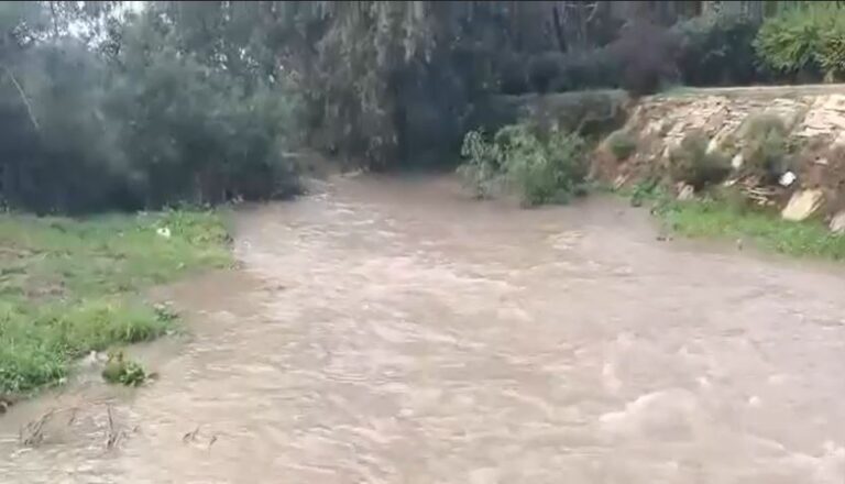 Οδηγός επιχείρησε να περάσει από ποταμό και εγκλωβίστηκε