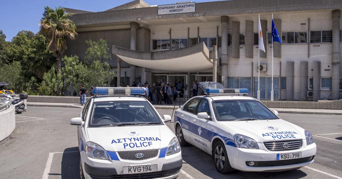 Χειροπέδες σε 20χρονο που απείλησε ότι θα κάψει το Γραφείο Ευημερίας