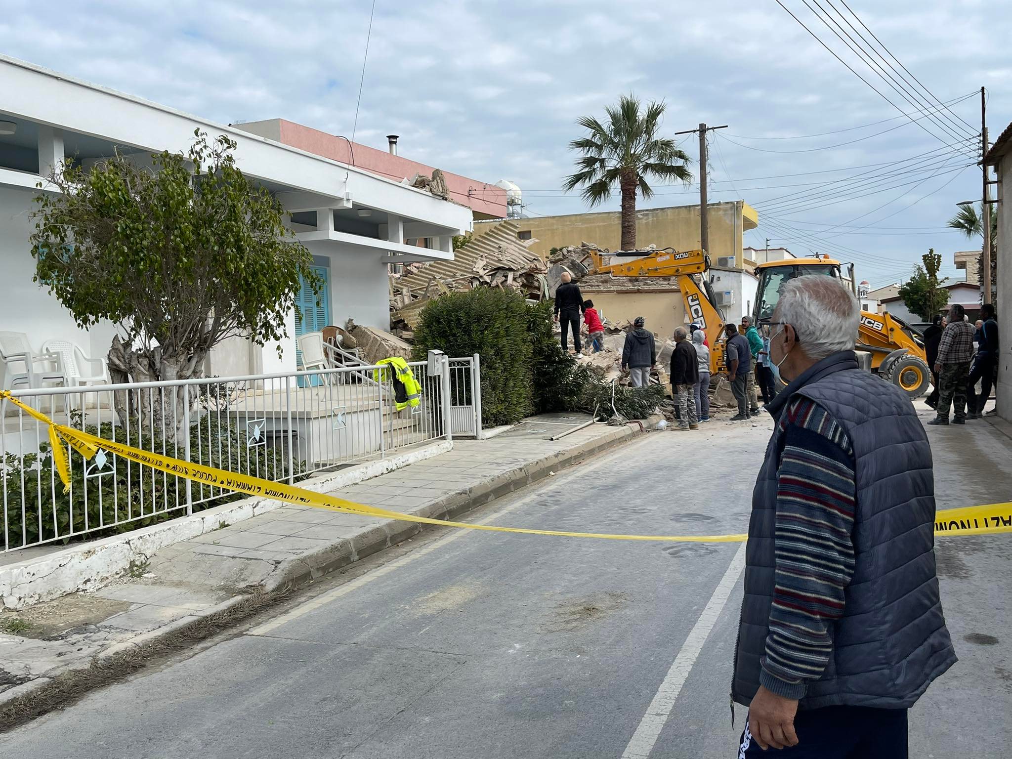 "Μας ξύπνησε ο γιος μου και φώναζε παπά έπεσε το σπίτι" (ΒΙΝΤΕΟ&ΦΩΤΟ)