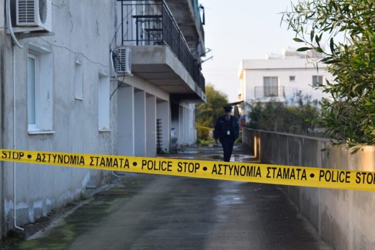 Στις φλόγες δυο οχήματα γυναικών που βρίσκονταν σε χώρο στάθμευσης πολυκατοικίας