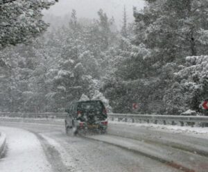 Ολισθηροί δρόμοι παγκύπρια και δύσκολη η πρόσβαση στα χιονισμένα ορεινά