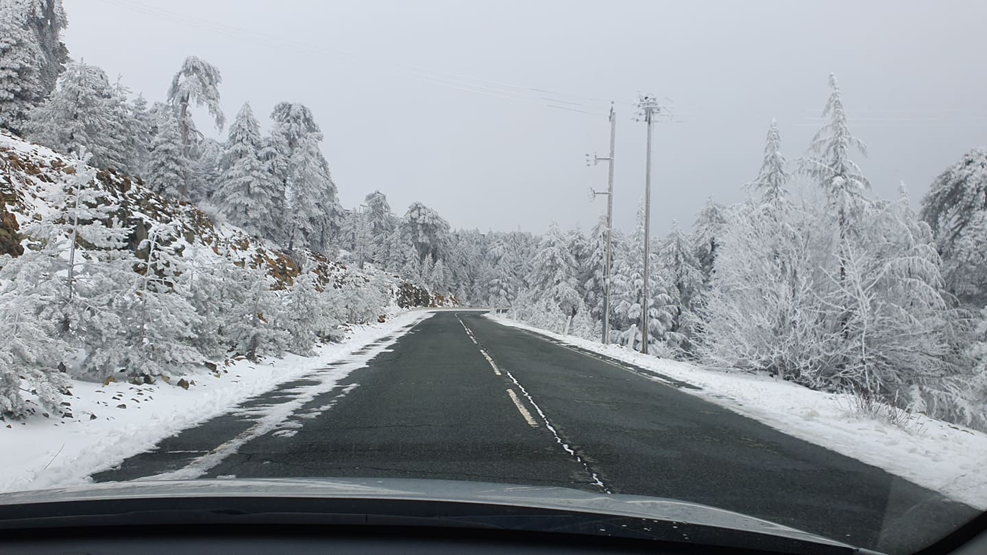 Χιόνια στο Τρόοδος, ολισθηροί δρόμοι στα ορεινά: Η κατάσταση στο οδικό δίκτυο