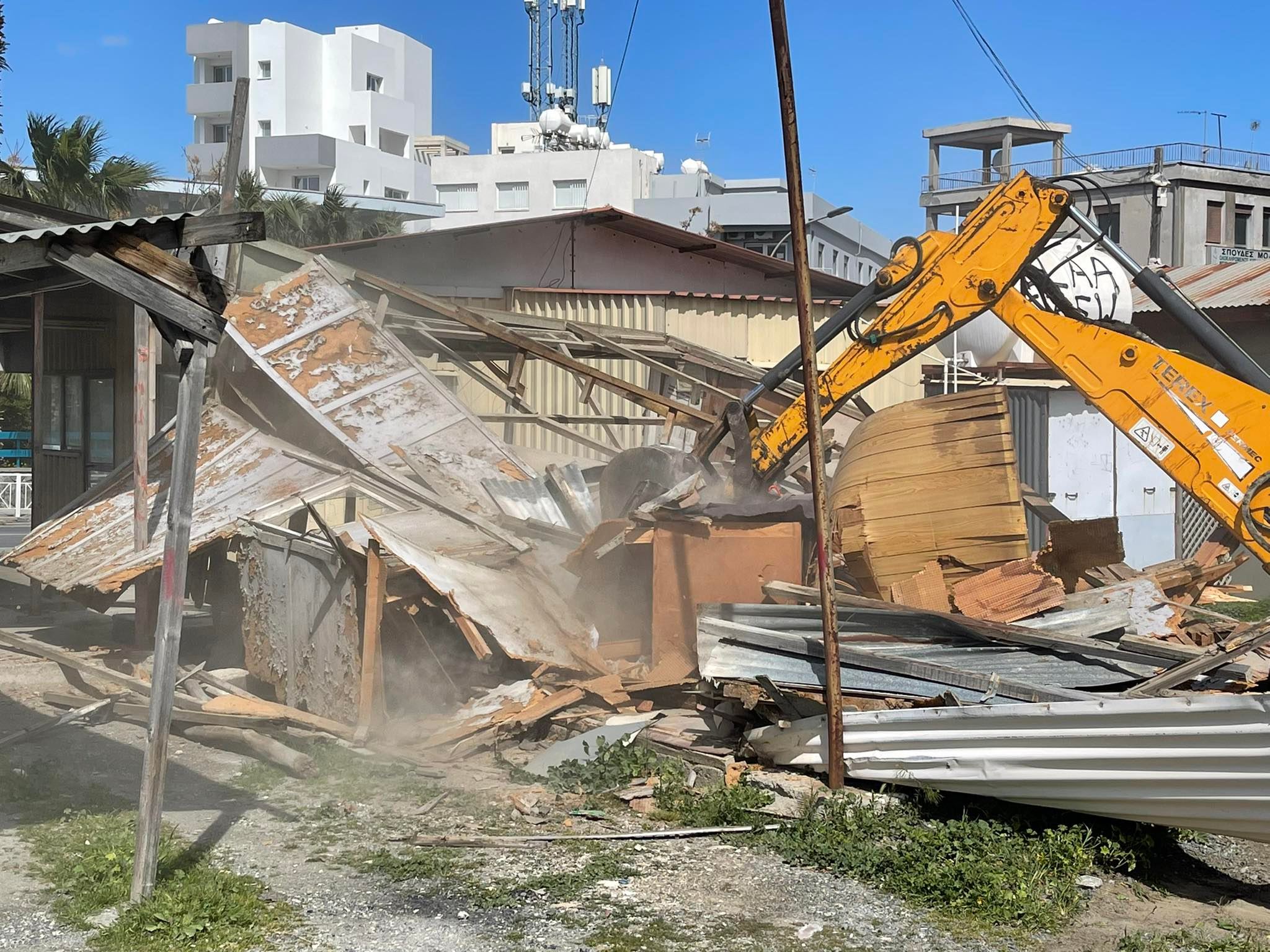 Πέφτει η παραγκούπολη της Λάρνακας: "Έκτισε όνομα ο παπάς μου, είναι η ζήση μας"