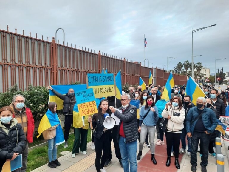 ΦΩΤΟ: Φώναξαν "σταμάτα Πούτιν" έξω από τη ρωσική Πρεσβεία στη Λευκωσία