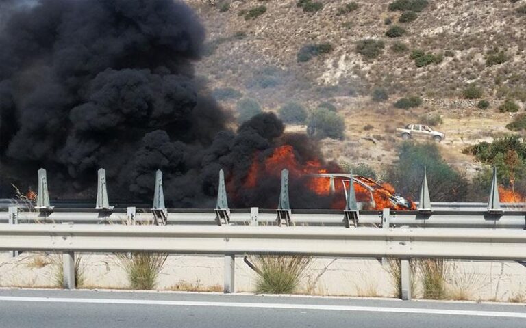 Τρομακτικό ατύχημα: Πέρασε πάνω από τον οδηγό το φλεγόμενο όχημα (ΒΙΝΤΕΟ)