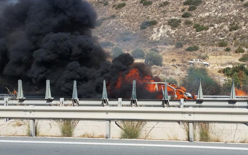 Όχημα τυλίχθηκε στις φλόγες στον αυτοκινητόδρομο, έκλεισε μια λωρίδα