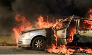 Ψάχνουν τα αίτια της φωτιάς που ξέσπασε στο όχημα 53χρονης τα ξημερώματα