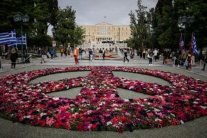 Μήνυμα υπέρ της Ειρήνης από την πλατεία Συντάγματος με 13.600 λουλούδια