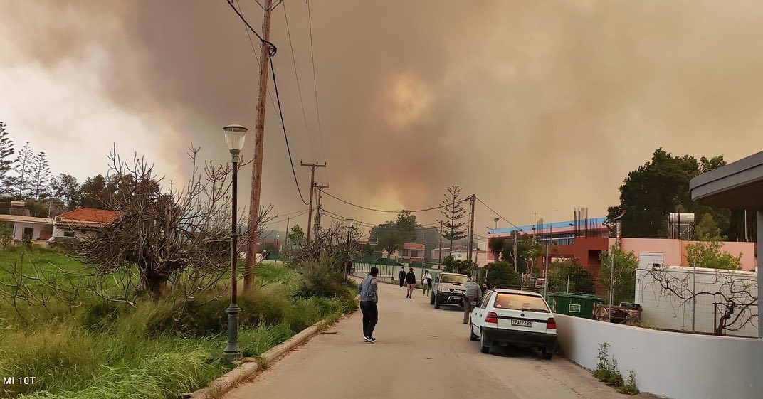 Μεγάλη πυρκαγιά στη Ρόδο, εκκενώθηκε οικισμός (ΦΩΤΟ)