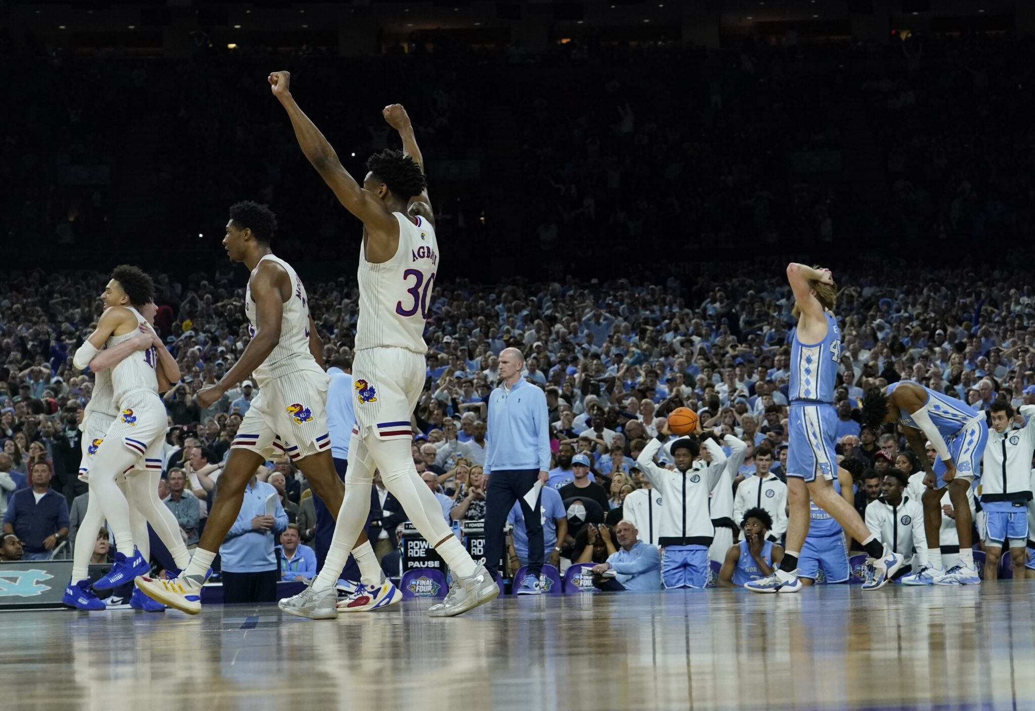 Επική ανατροπή από το -16 και τίτλος για Kansas στο NCAA