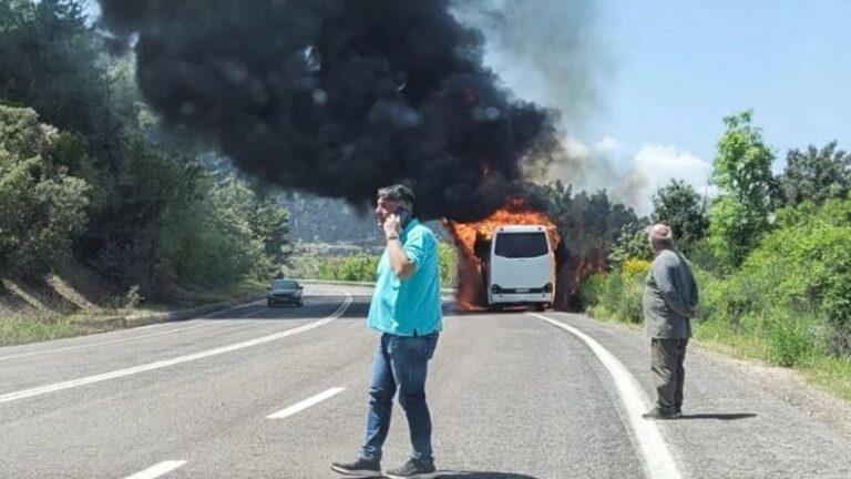 ΒΙΝΤΕΟ: Στις φλόγες τουριστικό λεωφορείο με 30 επιβάτες